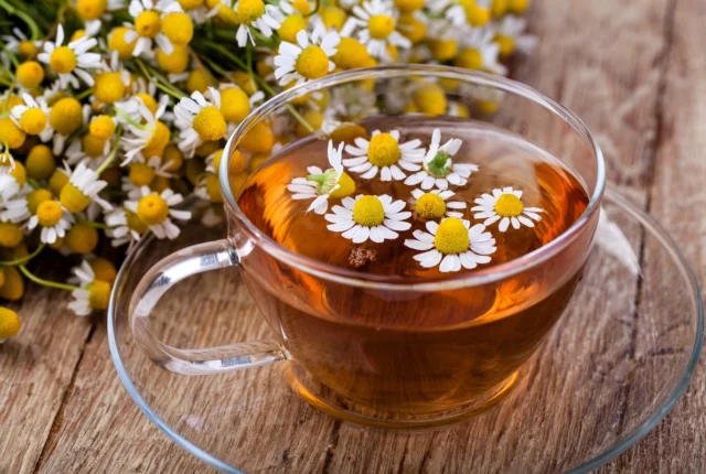 طرز تهیه چای بابونه برای بی‌خوابی